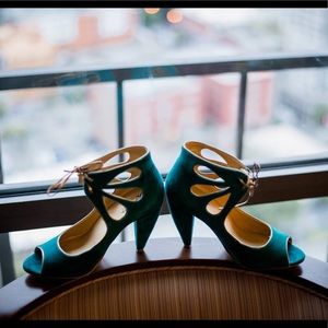 Seychelles peep toe vintage heels in teal and gold